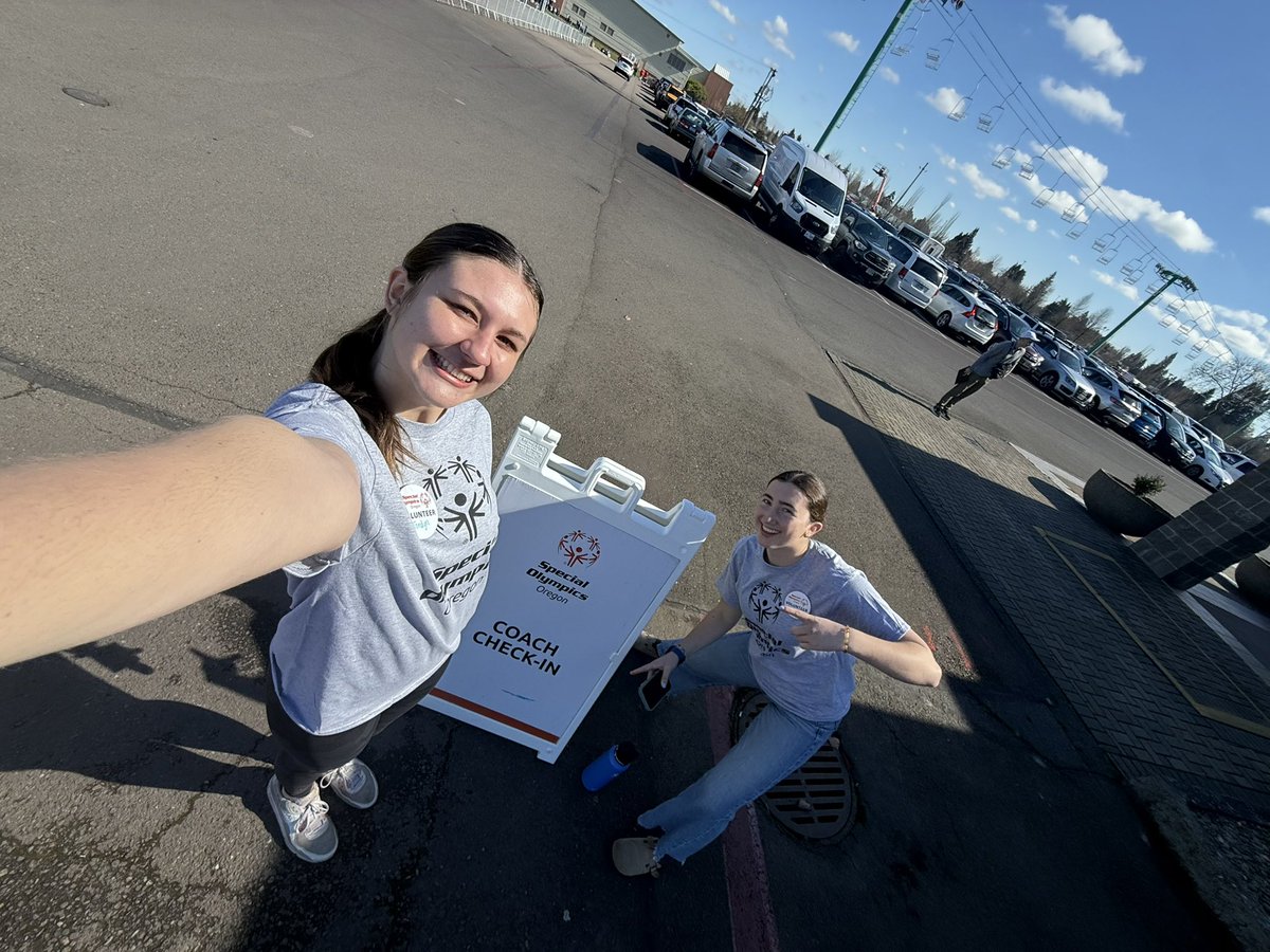 WillametteWBB's tweet photo. Bearcats giving back.
#BearcatFamily #Seasonofservice https://t.co/8q47s493av