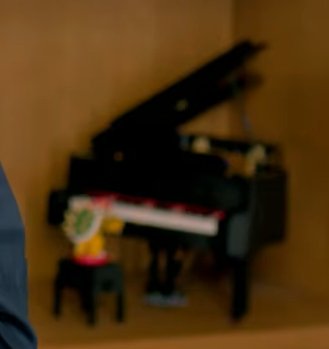 todo el tiempo que hablaba el señor illumination yo veía la mini figura de bowser tocando el piano atrás