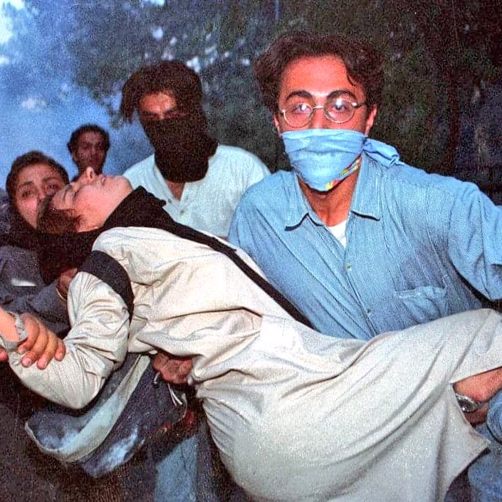 khezashiraan's tweet image. #عکس_جنگ_نیست
کوی دانشگاه تهران در ۱۸ تیر ۱۳۷۸ است که #آخوند بهش حمله کرد و خون دانشجویان بی‌گناهش رو ریخت