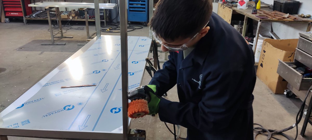 Müdürlüğümüz Erasmus+ Mesleki Eğitim Akreditasyonu Programı kapsamında Almanya’ya giden öğrencilerimiz, 90 günlük uzun dönem stajlarında bu hGermanafta endüstriyel mutfak masalarının üretim sürecinde aktif rol almaktadır.
<a href="/recai_ocak/">Recai Ocak</a> <a href="/ulusalajans/">Türkiye Ulusal Ajansı 🇹🇷 Turkish NA</a>