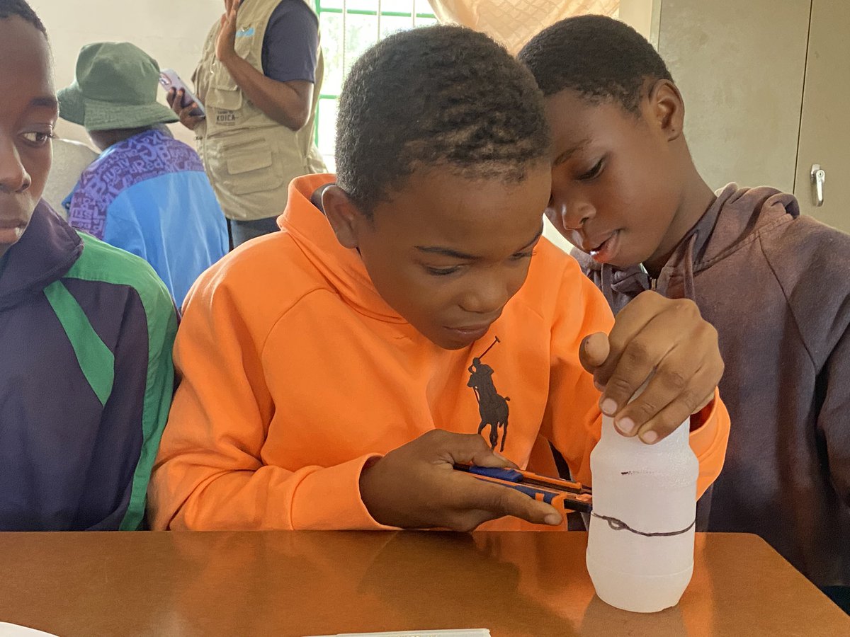 GideonBabadi's tweet photo. Visited my childhood schools,Tongogara Primary &amp; St Micheal’s Secondary School to facilitate #TheBoostFellowship @stem training. Kids built lanterns from upcycled LEDs &amp; plastic bottles mastering electronics, @renewables &amp; circular economy.Thanks @UNICEF &amp; @Kor_Emb_Zim https://t.co/gyiFhjRFDL