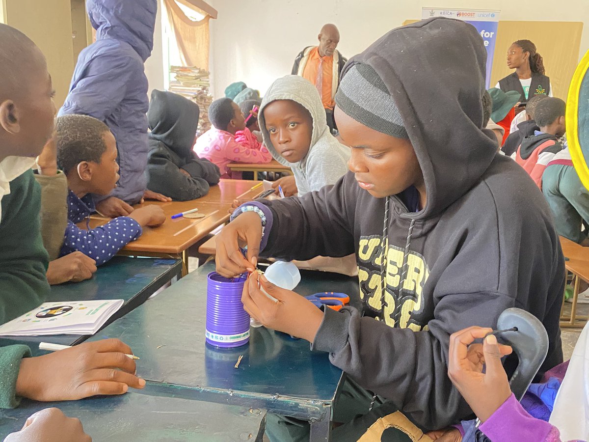 GideonBabadi's tweet photo. Visited my childhood schools,Tongogara Primary &amp; St Micheal’s Secondary School to facilitate #TheBoostFellowship @stem training. Kids built lanterns from upcycled LEDs &amp; plastic bottles mastering electronics, @renewables &amp; circular economy.Thanks @UNICEF &amp; @Kor_Emb_Zim https://t.co/gyiFhjRFDL