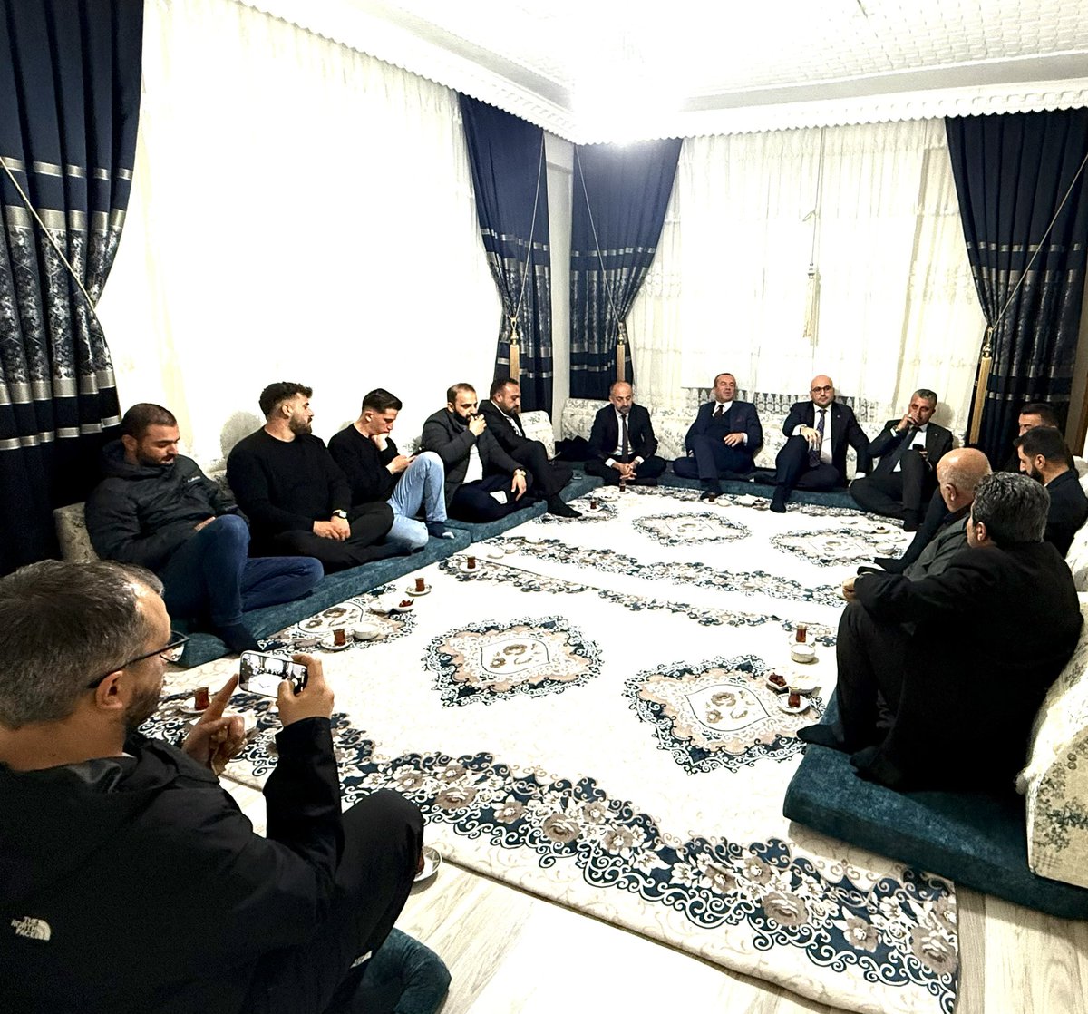 KayaZeydin's tweet photo. 📍 Çukurca

AK Parti Genel Merkez MKYK Üyemiz Sn. Cihad Terzioğlu, İlçe Başkanımız Sn. Hüseyin Yılmaz ve Belediye Başkanımız Sn. Nazmi Demir ile birlikte;

🔹 Sn. Aziz Alkan ve akrabalarını – Emirşaban Mahallesi
🔹 Sn. Sabri Özer ve akrabalarını – Emirşaban Mahallesi
🔹 Sn. Behçet Kanat ve akrabalarını – Cumhuriyet Mahallesi

ziyaret ederek hemşehrilerimizle buluştuk, Ramazan’ın manevi iklimini paylaştık ve Çukurca’mızın geleceğine dair yapılacak yatırım ve projeleri istişare ettik. 

#MilletimizleİnancımızBir

@RTErdogan
@Akparti
@abuyukgumus
@MustafaAlkayis
@TerziogluCihad 
@byildiz63
 @huseyin_y50441 
@NazmiDemir030
