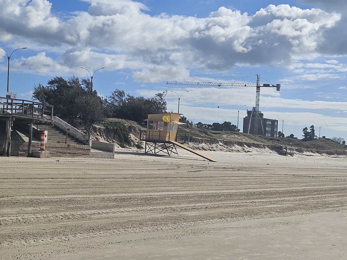 luisafon's tweet photo. Intendente.. en la playa hay pinguinos del frío que hace y SEGUIMOS pagándole de nuestros impuestos a los vagos de los guardavidas, Hasta cuando?, no es hora que en vez de dp de sna Santa se vayan el 15/3 y nos ahorramos 1 mes? Ooo la imm tiene superávit y no nos enteramos? https://t.co/PngxdVdCj1