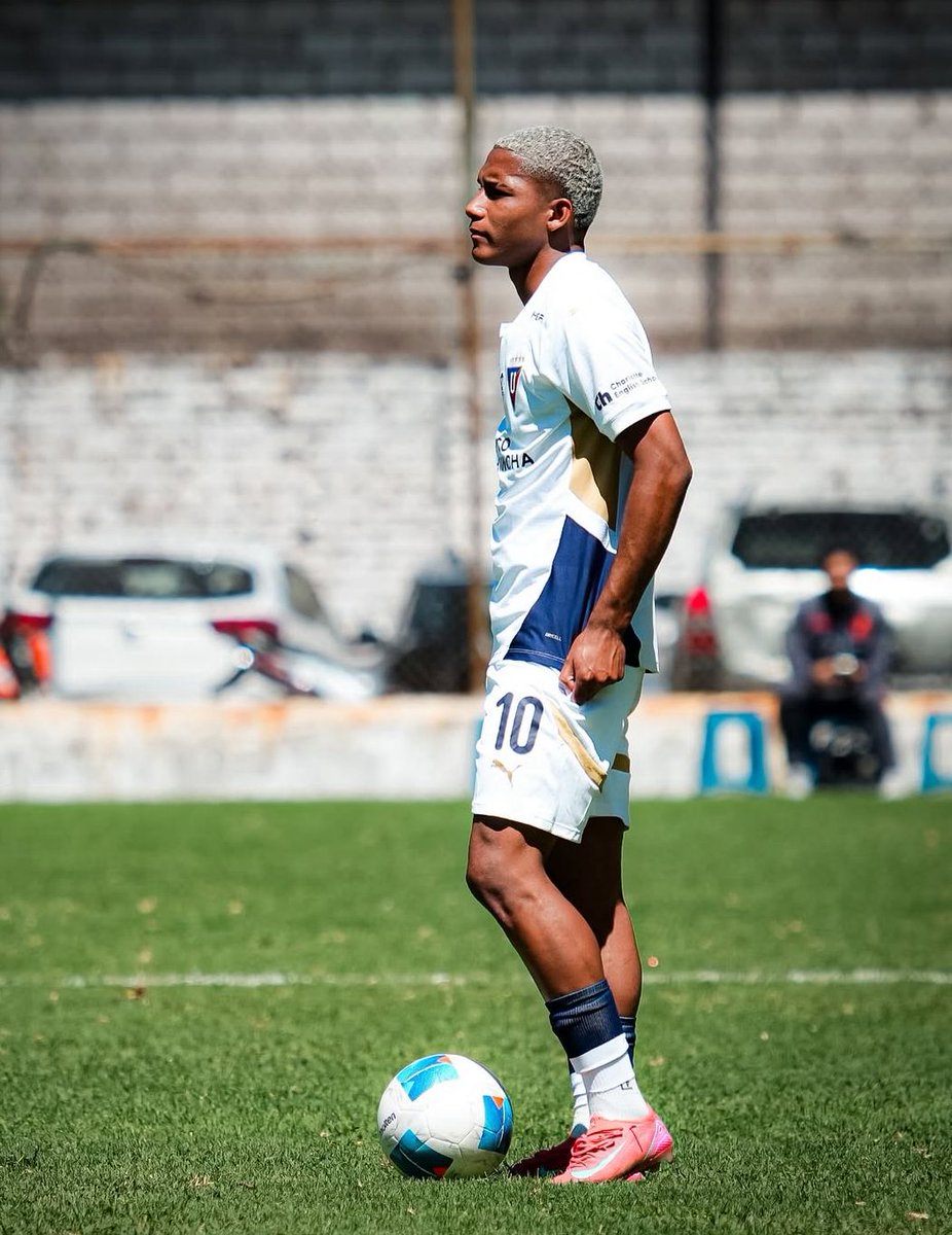 Jandry Calle volante de los 16 años y jugador de Liga acaba de firmar un acuerdo de representación compartida con la agencia que maneja a Cole Palmer, Eze y otros jugadores de gran nivel. Esto con gestión de la agencia de representación de jugadores HMS.

Golazo <a href="/hesmasports/">HMS</a>