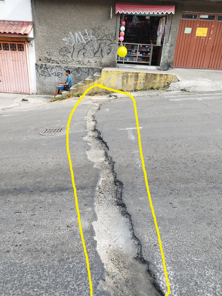 M_Renteria's tweet photo. @CESACT @TlalpanAl @locatel_mx @TlalpanVecinos Hace mas de 2 meses el dueño de esta casa en la esq de San Agustin y Camino a la Cantera abrió la acera y la calle para conectarse ilegalmente a la red de agua y no lo ha reparado, causando molestia y daños. https://t.co/gqZi1Va116
