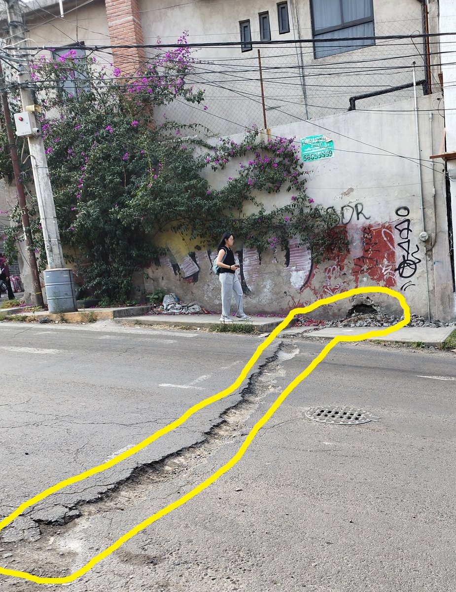 M_Renteria's tweet photo. @CESACT @TlalpanAl @locatel_mx @TlalpanVecinos Hace mas de 2 meses el dueño de esta casa en la esq de San Agustin y Camino a la Cantera abrió la acera y la calle para conectarse ilegalmente a la red de agua y no lo ha reparado, causando molestia y daños. https://t.co/gqZi1Va116