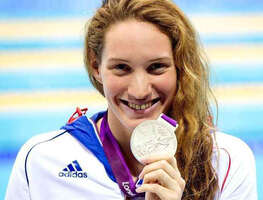 villeclichy's tweet photo. Il y a 11 ans, le 9 mars 2015, la France perdait une championne d'exception : #CamilleMuffat. 
Multiple médaillée, elle incarnait le talent, la ténacité et l’humilité.
Afin qu'elle reste une source d'inspiration, le centre sportif et culturel de #Clichy porte son nom depuis 2024. https://t.co/uK1kzb2owB