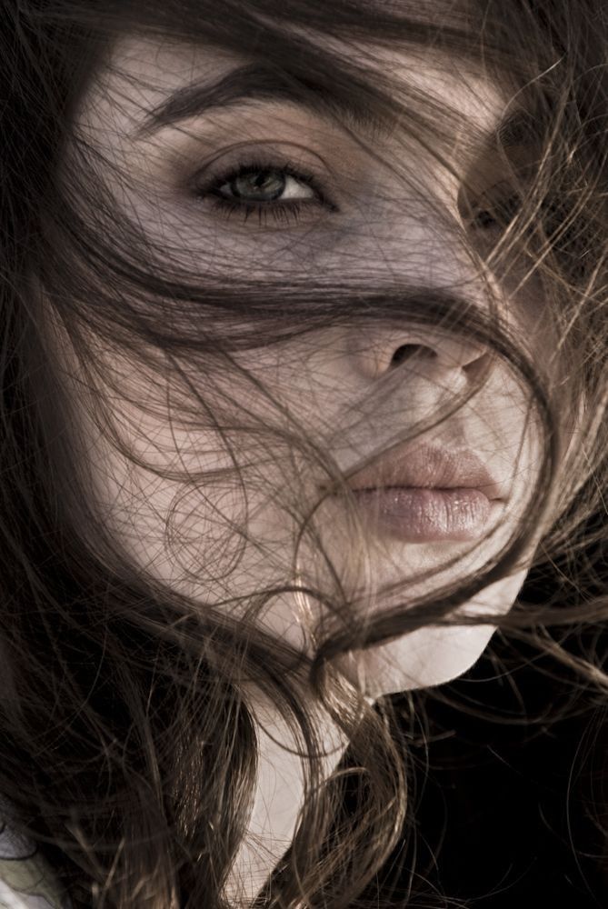 اتری ھُوئی ھے روح کے اندر تلک تھکن  
یعنی کہیں وہ جان سے پیارا اداس ھے