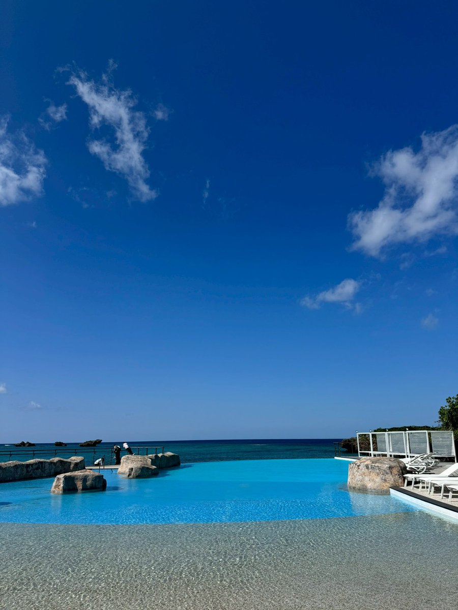 kfam_log's tweet photo. ハイアットリージェンシー瀬良垣には3つのプールが🏊

1.グスクプール
…ヤシの木に囲まれた美しいメインプール🏝️
2.ラグーンプール
…海水を引き込んだインフィ���ティプールで、海と一体に！
3.インドアプール
…長さ20m、落ち着いた色調で年中利用可能✨

屋外は3月下旬〜11月下旬までオープン！ https://t.co/MFTh6YTQKL