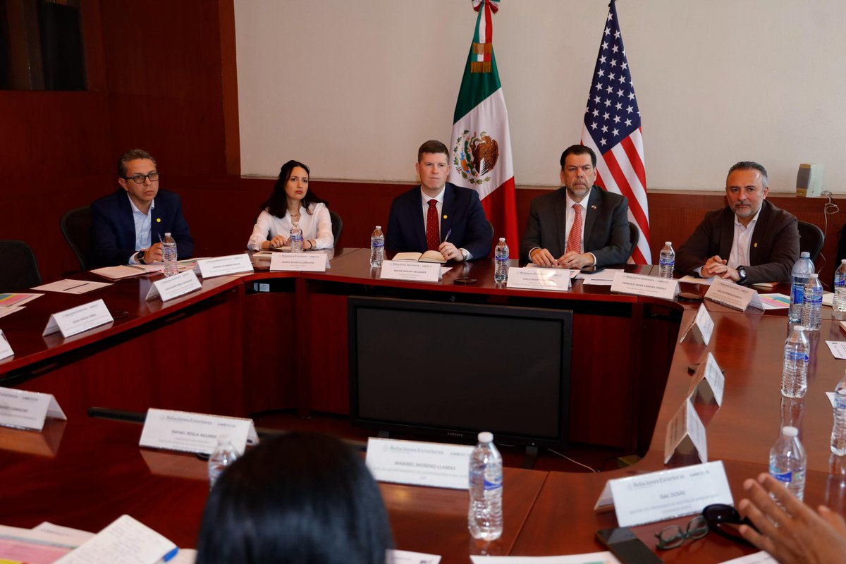 AMEXCID's tweet photo. Iniciamos las labores de coordinación para la implementación de un proyecto de rehabilitación de escuelas rurales en el sur-sureste de México🇲🇽, junto a  la #OCS de Estados Unidos🇺🇸, @SEP_mx y el @INIFEDmx.

Esta iniciativa, en el marco del Programa de Asistencia Humanitaria del *Comando Norte de Estados Unidos* , permitirá mejorar infraestructura y equipamiento educativo🏫📚, fortaleciendo entornos escolares dignos, funcionales y seguros para niñas 👧🏽👦🏻, niños y jóvenes.

Acciones como estas hacen que la cooperación internacional contribuya a generar más oportunidades educativas, fortalecer el arraigo comunitario y promover el bienestar en las comunidades del país.