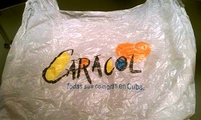 Lo he contado antes.

Año 1993. Estaba a punto de graduarme. Mi padre trabajaba en los baños del cabaret Tropicana y logró reunir un dinerito con las propinas que dejaban los extranjeros. Con eso, me podía comprar la ropa de mi acto de graduación y la de mi novia de la época, una