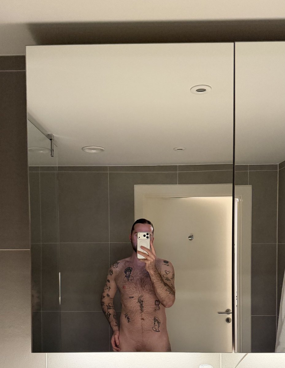 wadamjames's tweet photo. Yay for hotel bathroom lighting 🙌🏽 https://t.co/wdFLkvxFy5