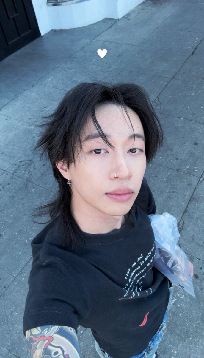 keshiupdates's tweet photo. pretty boy! And the hair 😫🤍

📲 keshi via IG story https://t.co/DWq8yW6Ycn