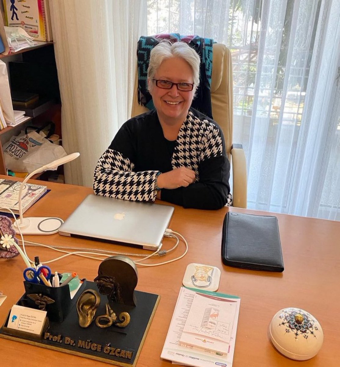 Prof. Dr. Müge Özcan:

Üzgünüm. Kırgınım. Öfkeliyim. 

Hastaya işitme cihazı önerdim. “Şimdilik idare ediyorum” dedi. Önyargılı olduğunu düşünüp, cihaz aslında gözlükle aynı işi yapıyor, biri görmek, diğeri duymak için filan diye anlatırken, gözleri doldu, sözümü kesti. 

“Ondan