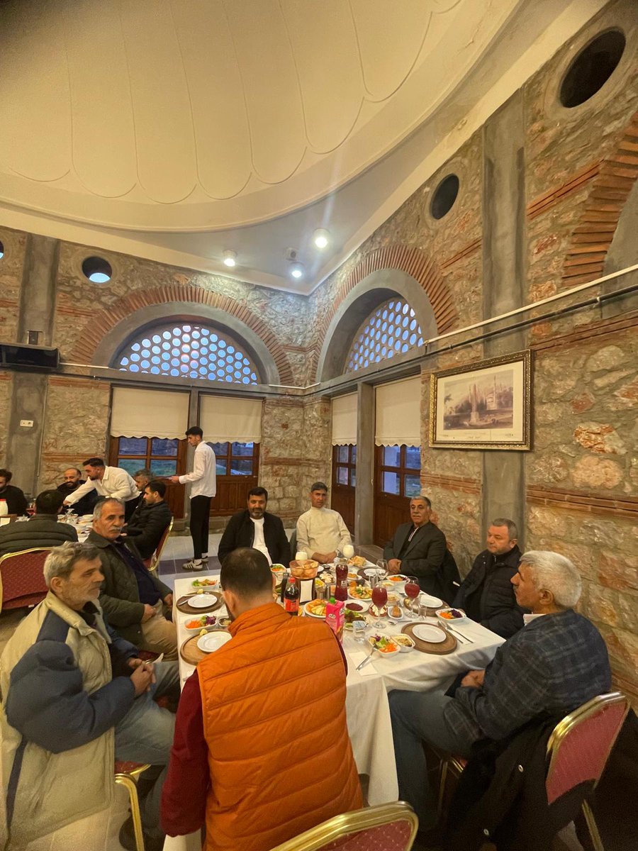 İl Başkanımız Ali Çiftçioğlu, Rafi ve Murat Naz kardeşlerin düzenlediği iftar programına katıldı.

Ramazan ayının manevi atmosferinde bir araya gelerek birlik ve beraberliğimizi pekiştirdiğimiz bu anlamlı program için kendilerine şükranlarımızı sunuyoruz.