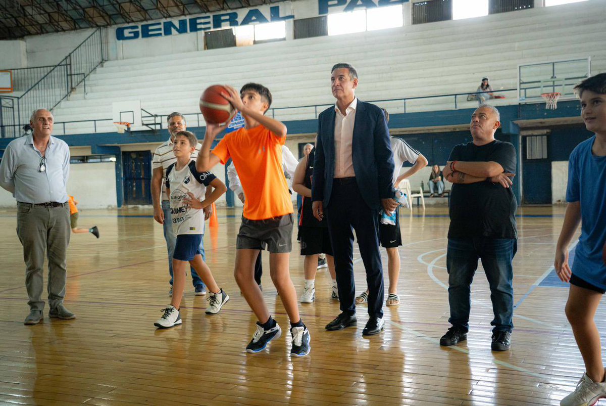 VISITAMOS AL "POETA DEL CÉSPED"

Nos encontramos con la comisión directiva del Club Atlético General Paz Juniors, con quienes recorrimos sus instalaciones, entre ellas las aulas que han construido y donde está funcionando la escuela. En cada #club nos encontramos con las