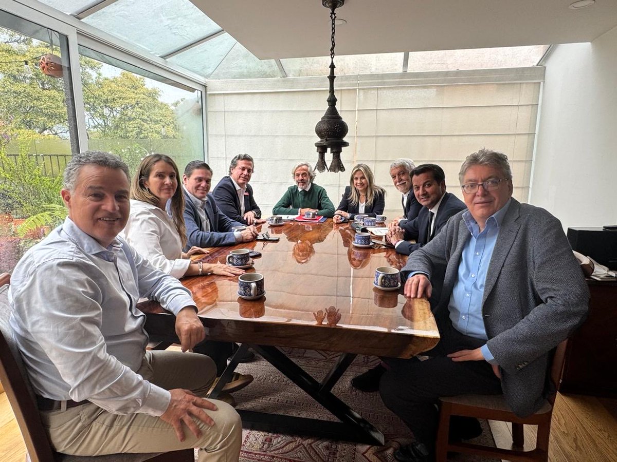 UltimaHoraCR's tweet photo. #ElGranReto2026 | Tras un almuerzo clave entre los nueve miembros de la Gran Consulta por Colombia, habría consenso para ofrecer a Juan Daniel Oviedo (@JDOviedoAr)  ser la fórmula vicepresidencial de Paloma Valencia. Mañana ambos se reunirían para definir las condiciones de esa eventual movida. El plazo para la inscripción es este viernes 13 de marzo.  Vía @laurad_duarte  https://t.co/MVNexnj0fB