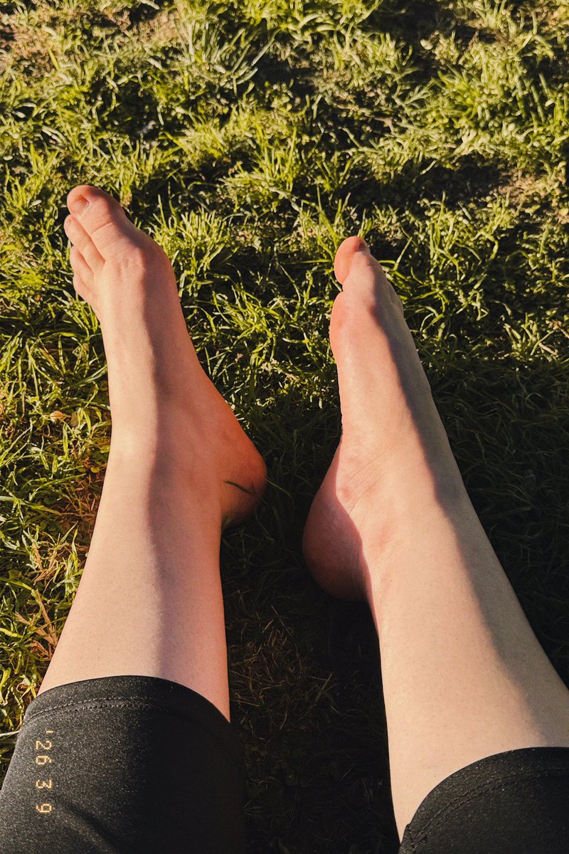 Lanadrain's tweet photo. Pies que arruinan vidas y vacían cuentas. ¿Quieres ser el próximo en caer? Empieza por enviarme lo que merezco. Ahora. 🦶🏻✨🖤

#feetfetısh #footfetısh #feetworshi̇p #slave #sumiso #findomsub #findomdrains #findompaypig #pelele #friki #sissy #sissyespañol #sissyboi #goddess https://t.co/BllBSSqM1V