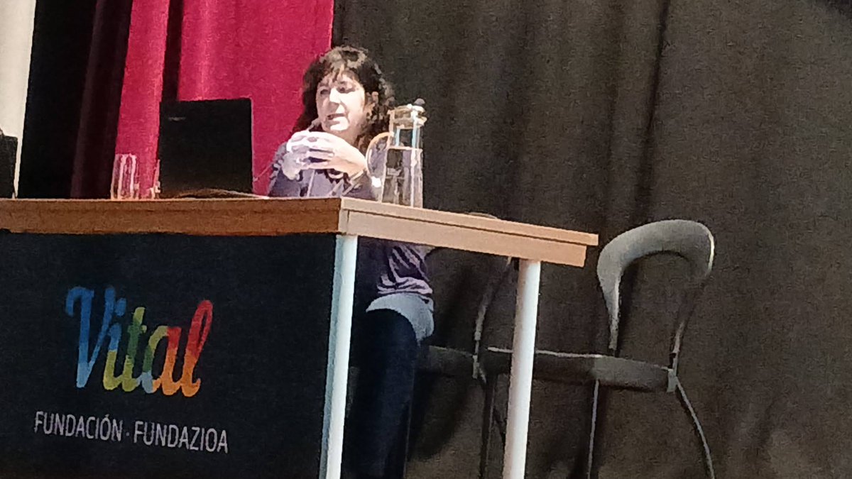 Hemendik gutxira 2025eko hitzaldi Liburua izango dugu prest. Bitartean gure Blogean baduzue sesio guztiak. En breve tendremos el libro con conferencias Ciclo 2025. Mientras. os recordamos que podéis acceder a todas nuestras conferencias a través del Blog.: celedonesoro.blogspot.com