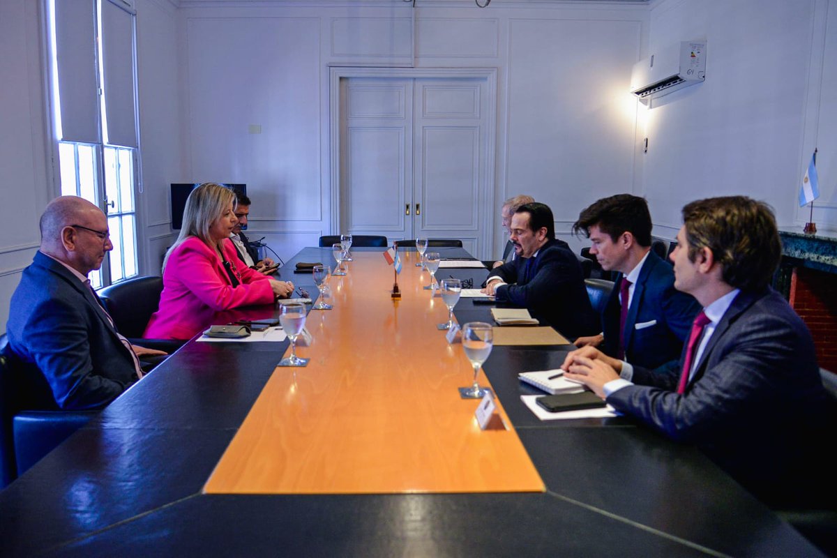 Fortaleciendo los vínculos en seguridad.

Recibimos al embajador de Francia, Romain Nadal, con quien avanzamos en la lucha contra el narcotráfico y el terrorismo, y en proyectos de colaboración en equipamiento.

También nos reunimos con el embajador de Türkiye, Ömür Budak, para