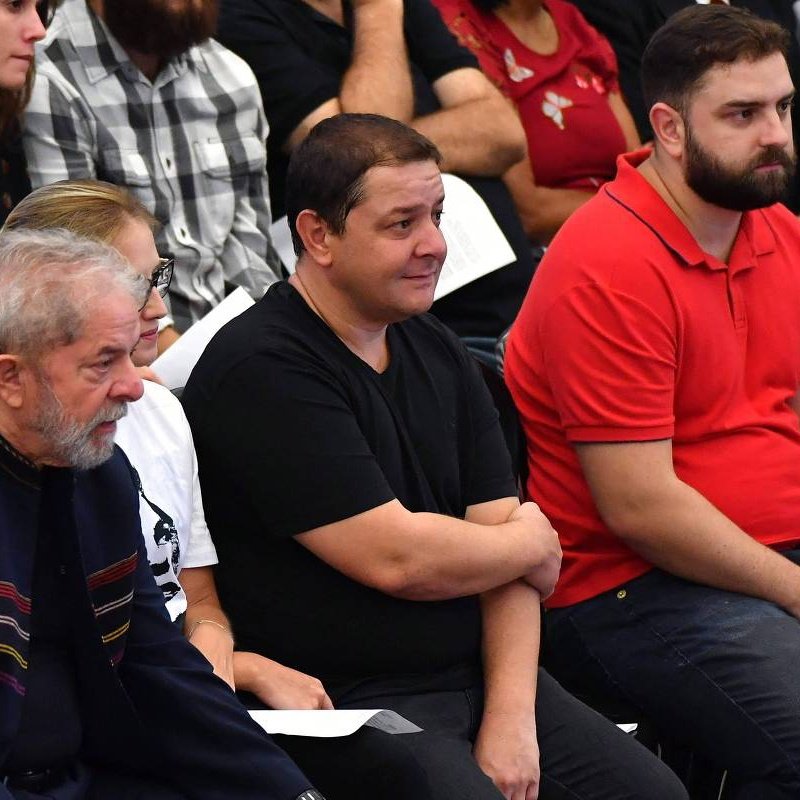 bralternativo_'s tweet photo. 🇧🇷🗳️ Lula conversa com filho e pede que ele 'puxe para si' investigação e não deixe respingar no governo.

O entorno de Lula sabe que o tema será usado pela oposição durante a campanha eleitoral. A avaliação, portanto, é que quanto mais rápido o filho do presidente esclarecer o que tiver que ser esclarecido, melhor.