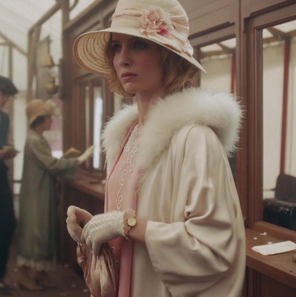 she put on her best pink attire to shake things up and take back what’s hers without a care in the world about her pretend marriage. the ultimate diva.