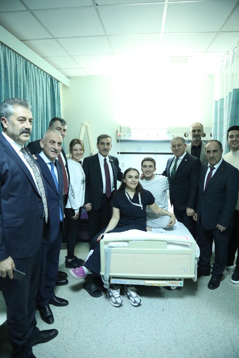 OnderKahveci's tweet photo. Günü Gazi Fizik Tedavi ve Rehabilitasyon Eğitim ve Araştırma Hastanesi’nde sonlandırdık.

Vatan uğruna candan geçen gazilerimizi ziyaret ettik.

Aynı zamanda sağlık çalışanı arkadaşlarımızın sorunları üzerine sohbet ettik. 

Memleket dolu bu sohbete Sibel Hemşire’nin türküleri eşlik etti.

Bu gece bir kez daha şahit olduk ki sağlık çalışanı; eliyle, gönlüyle ve diliyle memlekete şifa dağıtmaya devam ediyor.

İşte bu sebeple Türk Sağlık-Sen olarak, sağlık çalışanı arkadaşlarımızla omuz omuza kararlı mücadelemizi sürdürmeye devam edeceğiz.