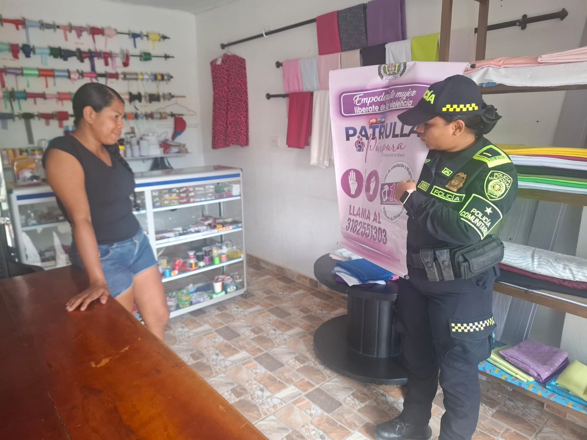 PoliciaDECOR's tweet photo. 📍#Purisima | Nuestra Policía Comunitaria 👮🏻♀️👮🏽♂️ está comprometida con la seguridad de mujeres y familias.
Continuamos con la ‘Estrategia Mujer, Familia y Género’ #EMFAG 💜
📞 Recuerda: si necesitas ayuda, llama al #Línea123 o a la #Línea155.
#YoTeCuidoMujer 🫂 https://t.co/ABdHNObXhE