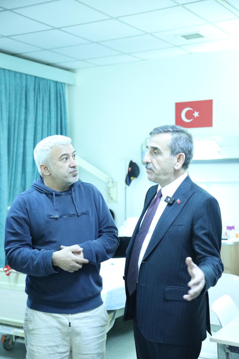 OnderKahveci's tweet photo. Günü Gazi Fizik Tedavi ve Rehabilitasyon Eğitim ve Araştırma Hastanesi’nde sonlandırdık.

Vatan uğruna candan geçen gazilerimizi ziyaret ettik.

Aynı zamanda sağlık çalışanı arkadaşlarımızın sorunları üzerine sohbet ettik. 

Memleket dolu bu sohbete Sibel Hemşire’nin türküleri eşlik etti.

Bu gece bir kez daha şahit olduk ki sağlık çalışanı; eliyle, gönlüyle ve diliyle memlekete şifa dağıtmaya devam ediyor.

İşte bu sebeple Türk Sağlık-Sen olarak, sağlık çalışanı arkadaşlarımızla omuz omuza kararlı mücadelemizi sürdürmeye devam edeceğiz.