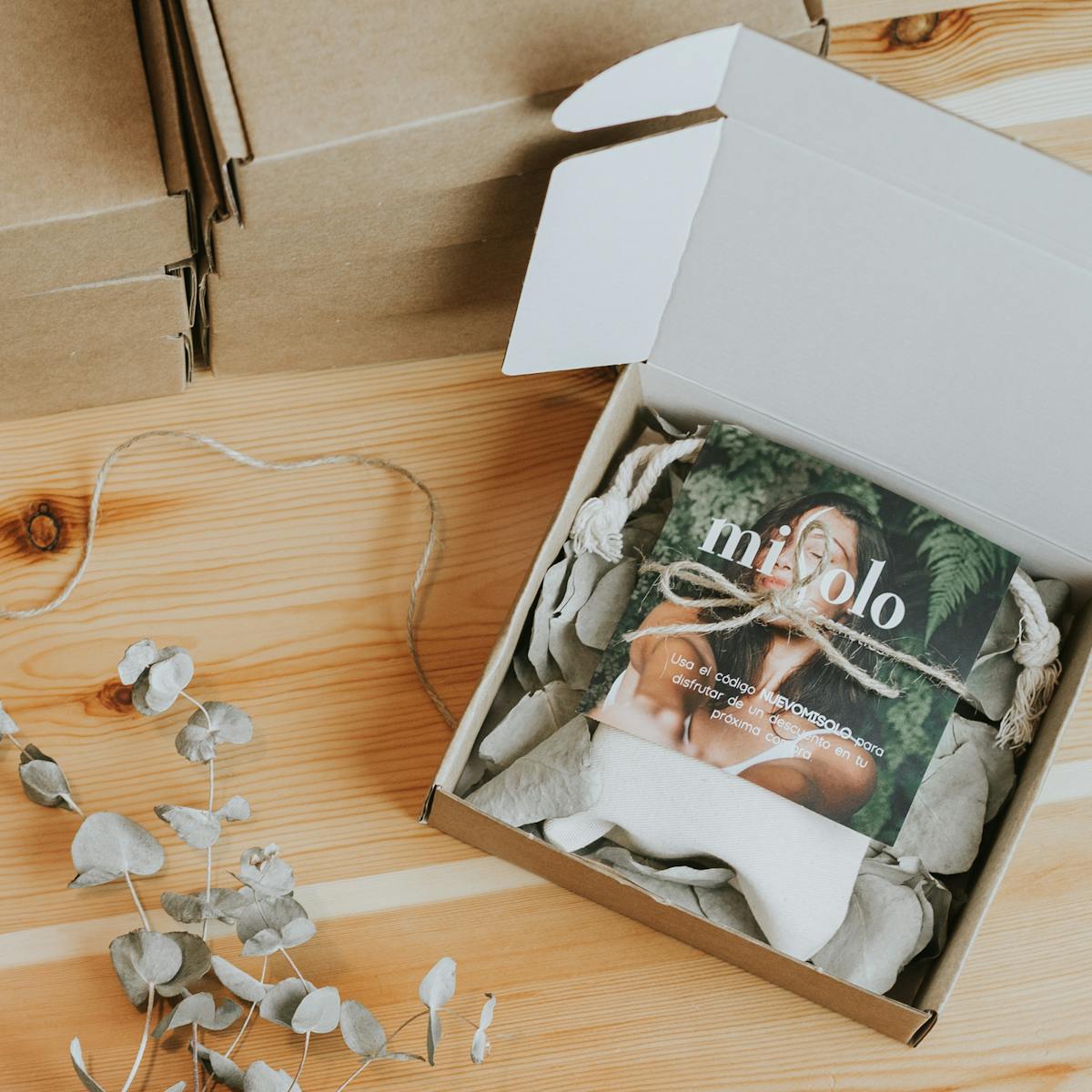 abduzeedo's tweet image. Texture is not decoration , it's communication. How tactile design is reshaping branding through embossing, material honesty, and surfaces you can feel. 

Full article on Abduzeedo abduzeedo.com/tactile-design… 

#Design #Branding #PackagingDesign