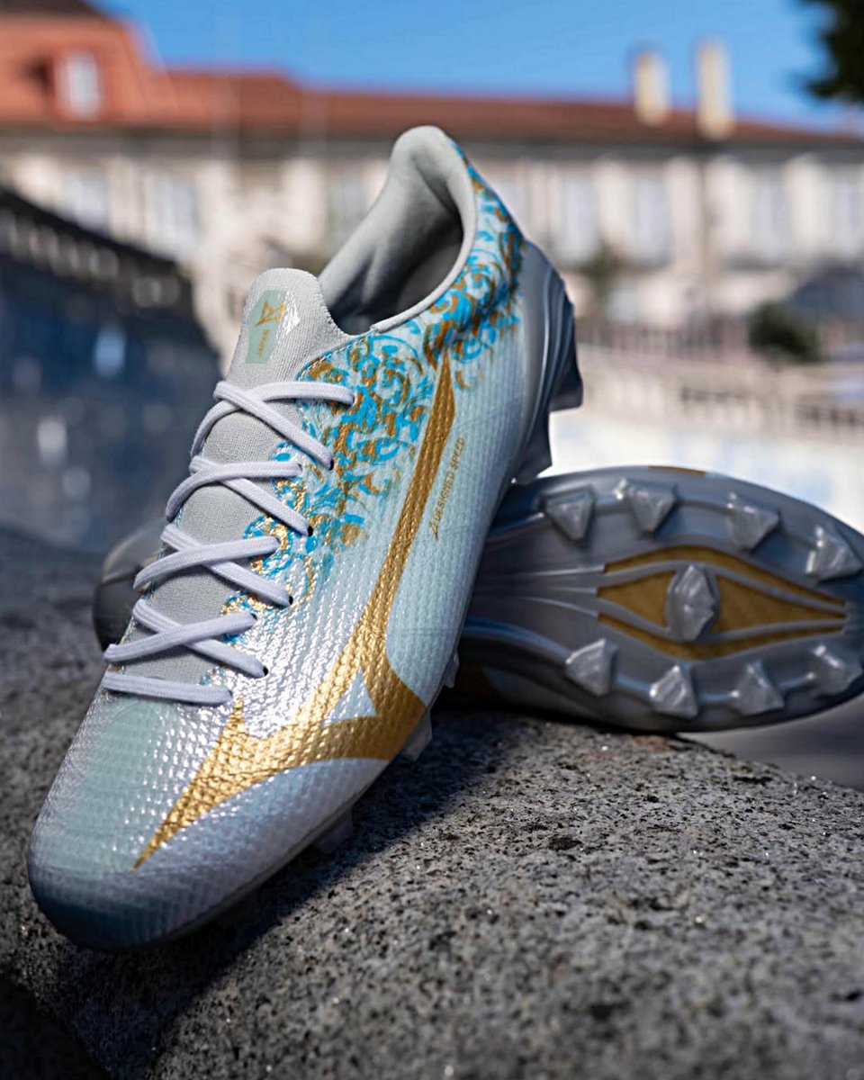 B24PT's tweet photo. Mizuno lançou as primeiras chuteiras com assinatura de João Félix, inspiradas na sua terra natal Viseu. https://t.co/BlyYL1sNPf