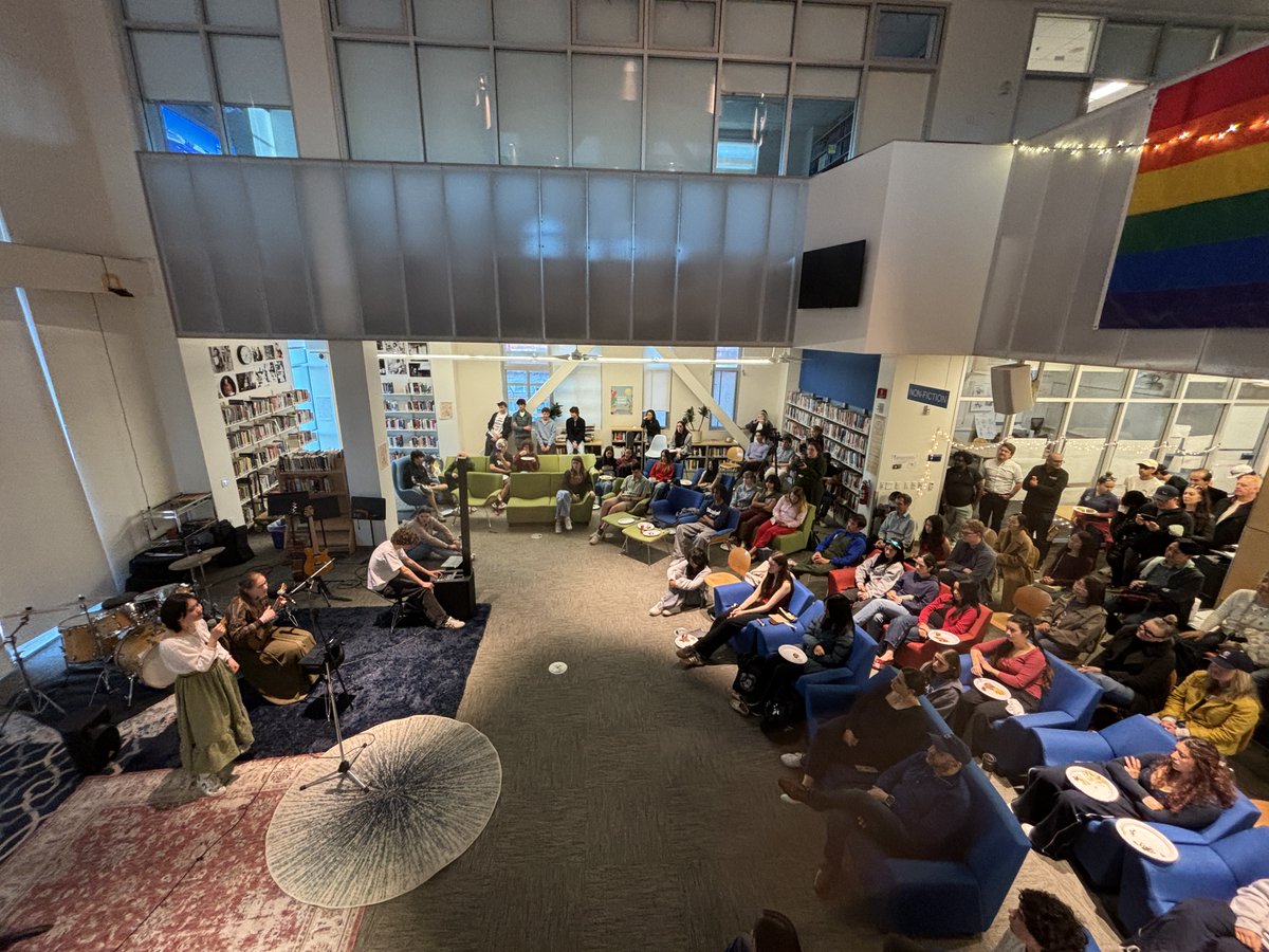 nuevaschool's tweet photo. #SeenatNueva: Students, faculty/staff, parents packing the Writing &amp; Research Center for an evening of music, creative writing, and dance performances at the Spring Coffeehouse! https://t.co/jnjS7slrHe