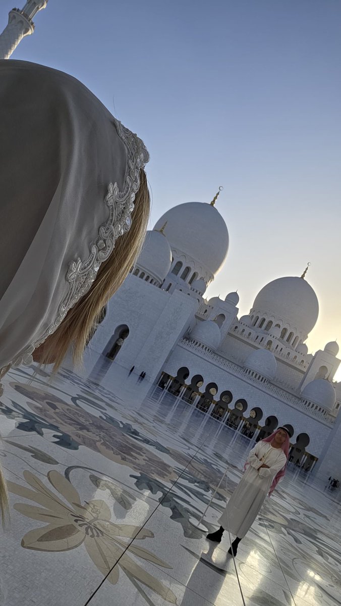 Uzun zaman önce değil sadece geçen ay Dubai, ve Abu Dabi seyahatindeydim..  Şimdilerde bomba altında.. Hayat çok garip değil mi ?  Dünyanın en güvenli yerlerinden oldukları söyleniyordu.. Bazen ezber bozan gerçeklerle yüz yüze gelmek işte böyle bir şey..