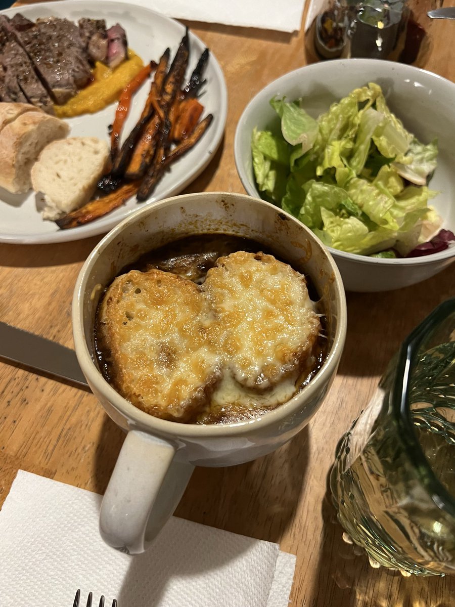 DjRay901's tweet photo. Made French onion soup for my wife. I’m proud of how it turned out! https://t.co/FyZWaVMtLv