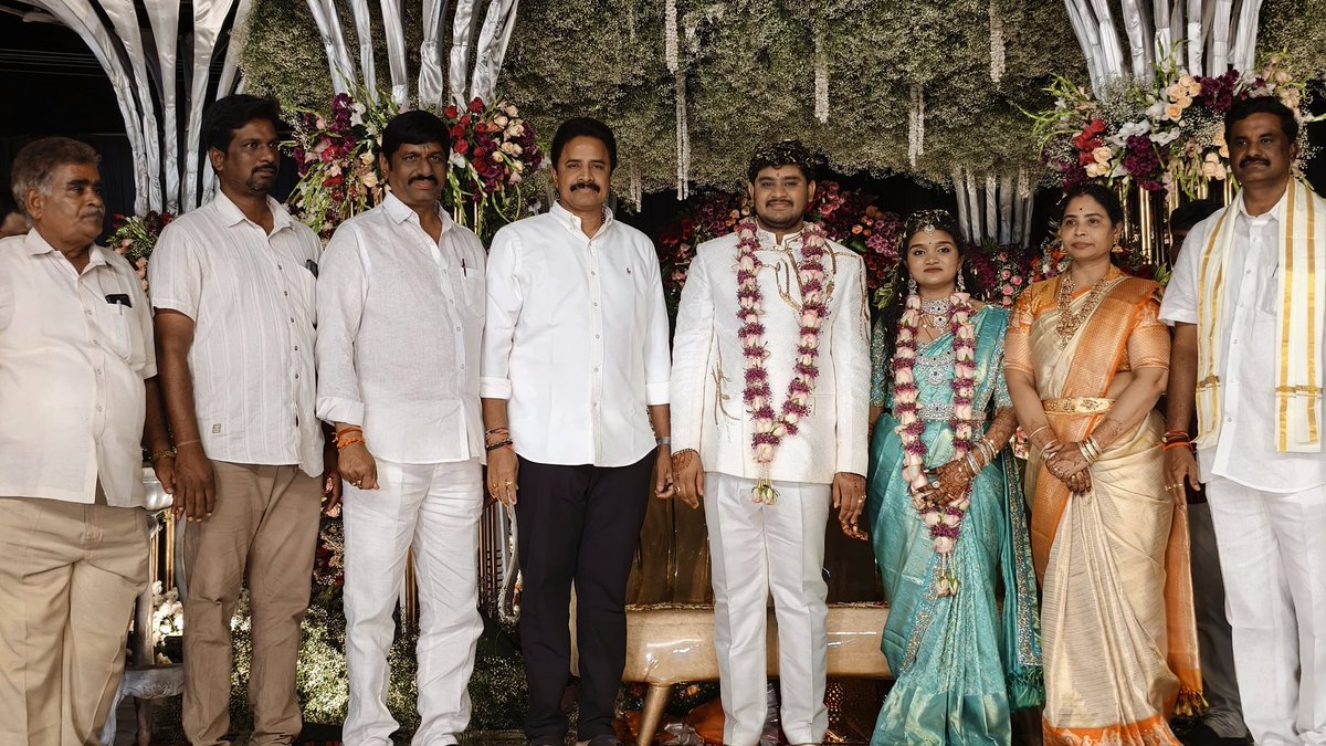 RKarimilli's tweet photo. ఈ రోజు మన మాజీ శాసనమండలి సభ్యులు శ్రీ మేకా శేషుబాబు గారి కుమారుడి వివాహ రిసెప్షన్ వేడుకల్లో పాల్గొని నూతన వధూవరులను ఆశీర్వదించి శుభాకాంక్షలు తెలియచేయటం జరిగింది.
#ArimilliforDevlopment #TDPJSPBJPTogether #ManatanukuManaArimilli #ArimilliForTanuku #TanukuTdp #Arimilli #manatanuku https://t.co/5wMOu1RP2M
