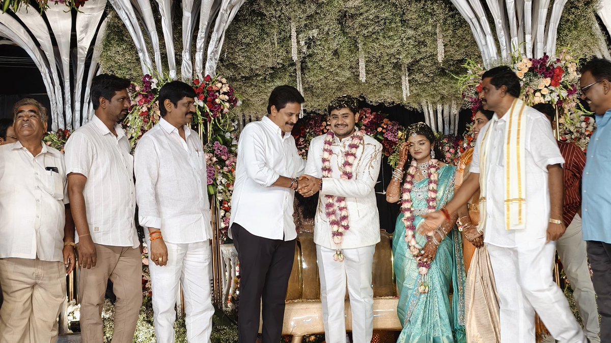 RKarimilli's tweet photo. ఈ రోజు మన మాజీ శాసనమండలి సభ్యులు శ్రీ మేకా శేషుబాబు గారి కుమారుడి వివాహ రిసెప్షన్ వేడుకల్లో పాల్గొని నూతన వధూవరులను ఆశీర్వదించి శుభాకాంక్షలు తెలియచేయటం జరిగింది.
#ArimilliforDevlopment #TDPJSPBJPTogether #ManatanukuManaArimilli #ArimilliForTanuku #TanukuTdp #Arimilli #manatanuku https://t.co/5wMOu1RP2M