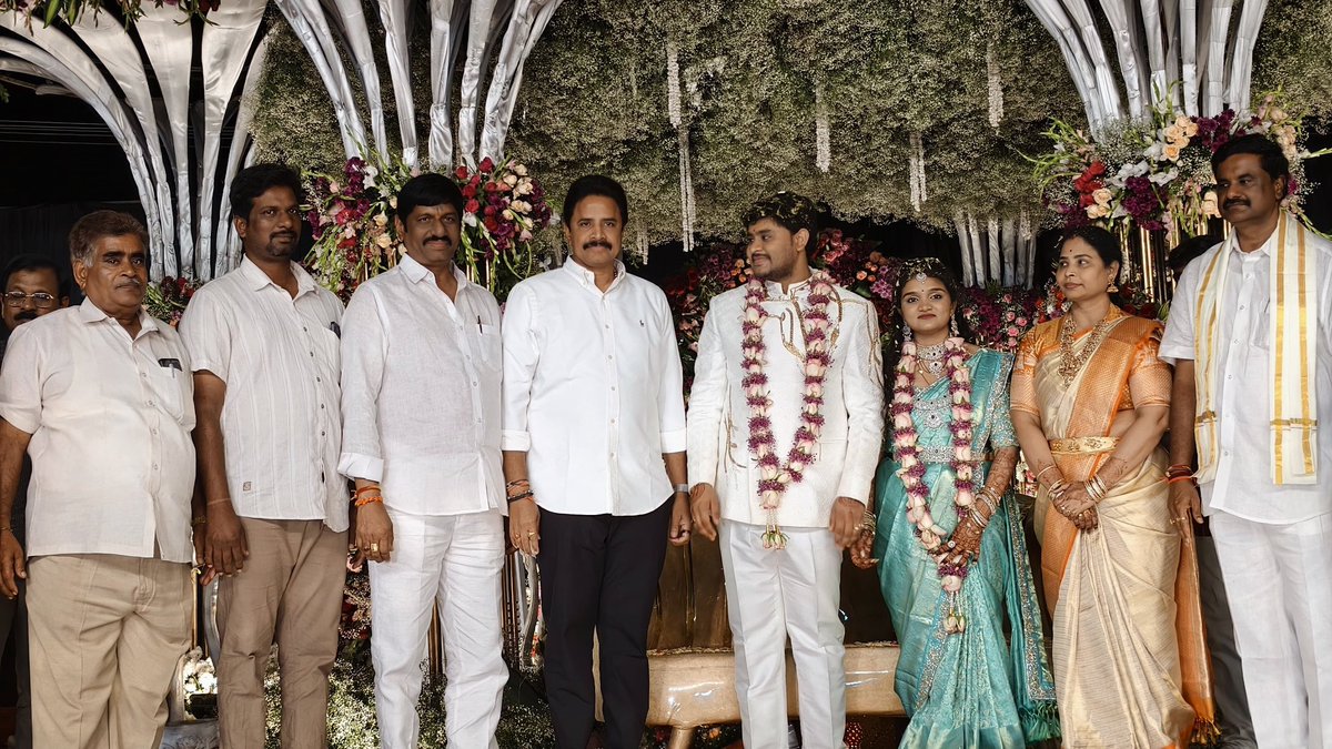RKarimilli's tweet photo. ఈ రోజు మన మాజీ శాసనమండలి సభ్యులు శ్రీ మేకా శేషుబాబు గారి కుమారుడి వివాహ రిసెప్షన్ వేడుకల్లో పాల్గొని నూతన వధూవరులను ఆశీర్వదించి శుభాకాంక్షలు తెలియచేయటం జరిగింది.
#ArimilliforDevlopment #TDPJSPBJPTogether #ManatanukuManaArimilli #ArimilliForTanuku #TanukuTdp #Arimilli #manatanuku https://t.co/5wMOu1RP2M