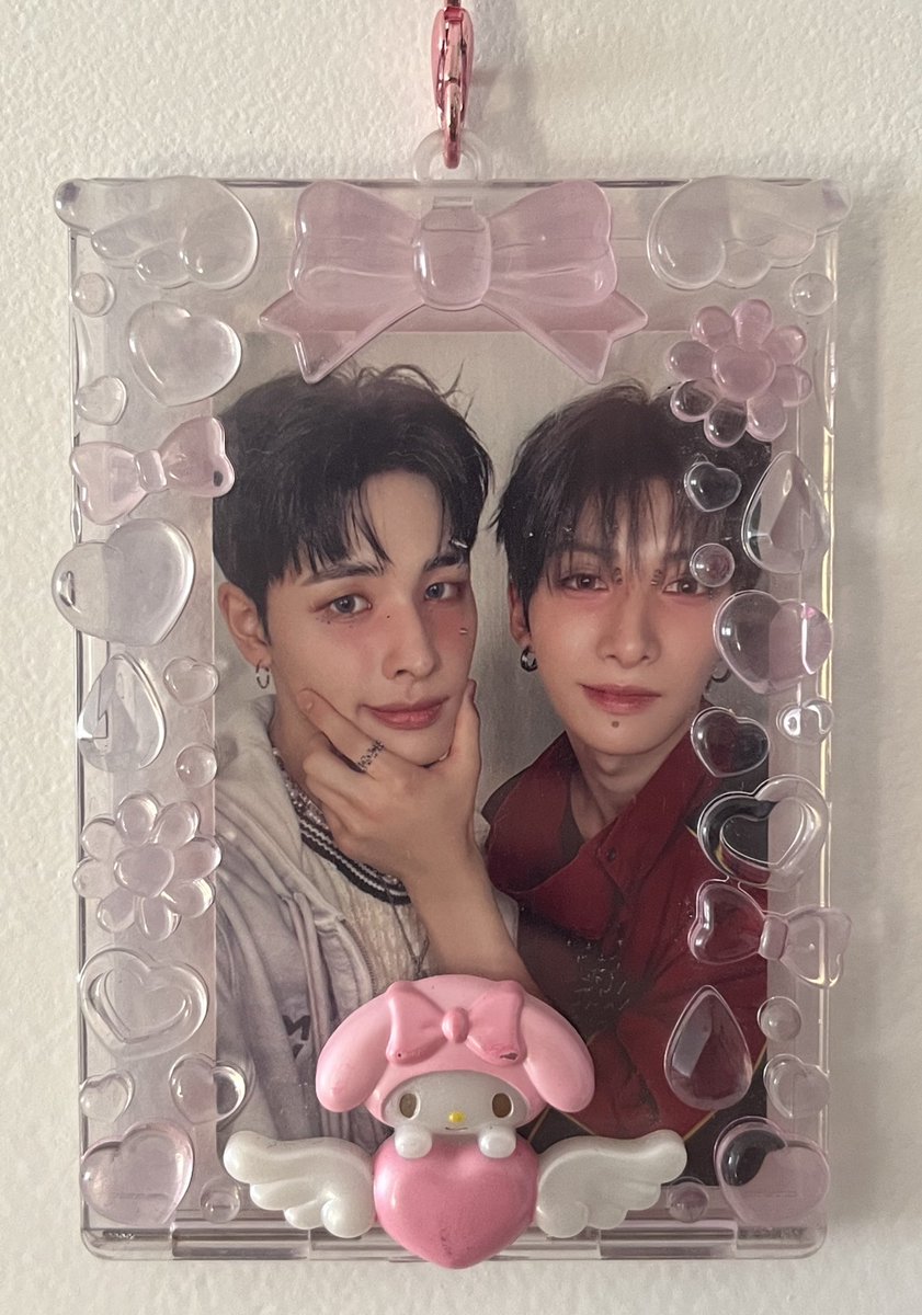look at them 😣💞