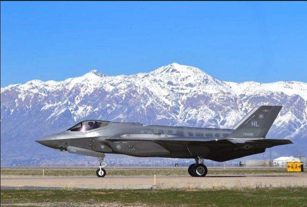Galaxia_militar's tweet image. #Suiza 🇨🇭 reduce finalmente a 30 el pedido de #aviones #F35A. 

galaxiamilitar.es/suiza-reduce-f…