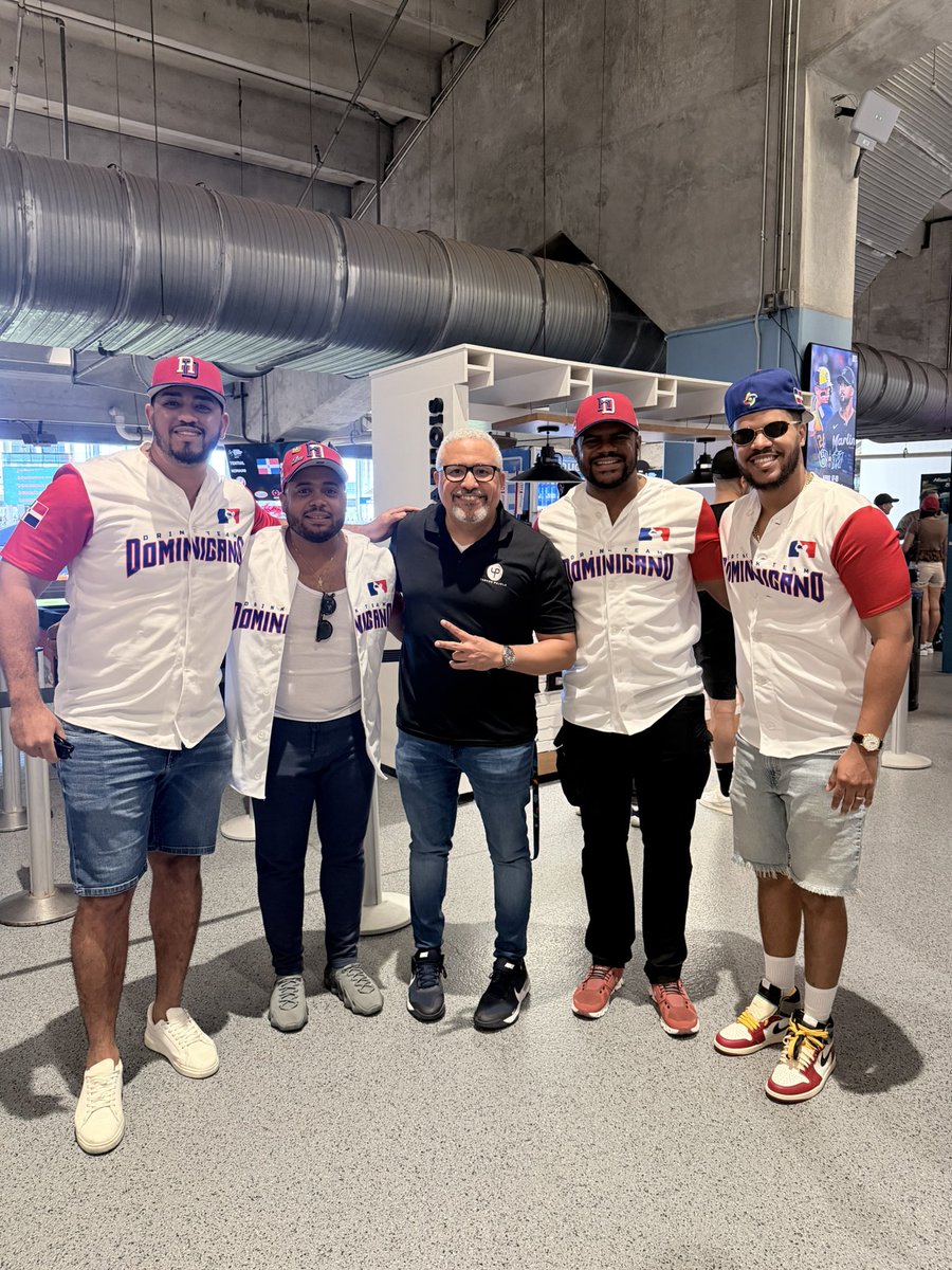 JeanJaquez21's tweet photo. Clase de sobra el Sr. @YancenPujols 🙌🏻

Drink Team Dominicano 🇩🇴 con Yancen Diurno en el WBC. https://t.co/RIkg3r09xB