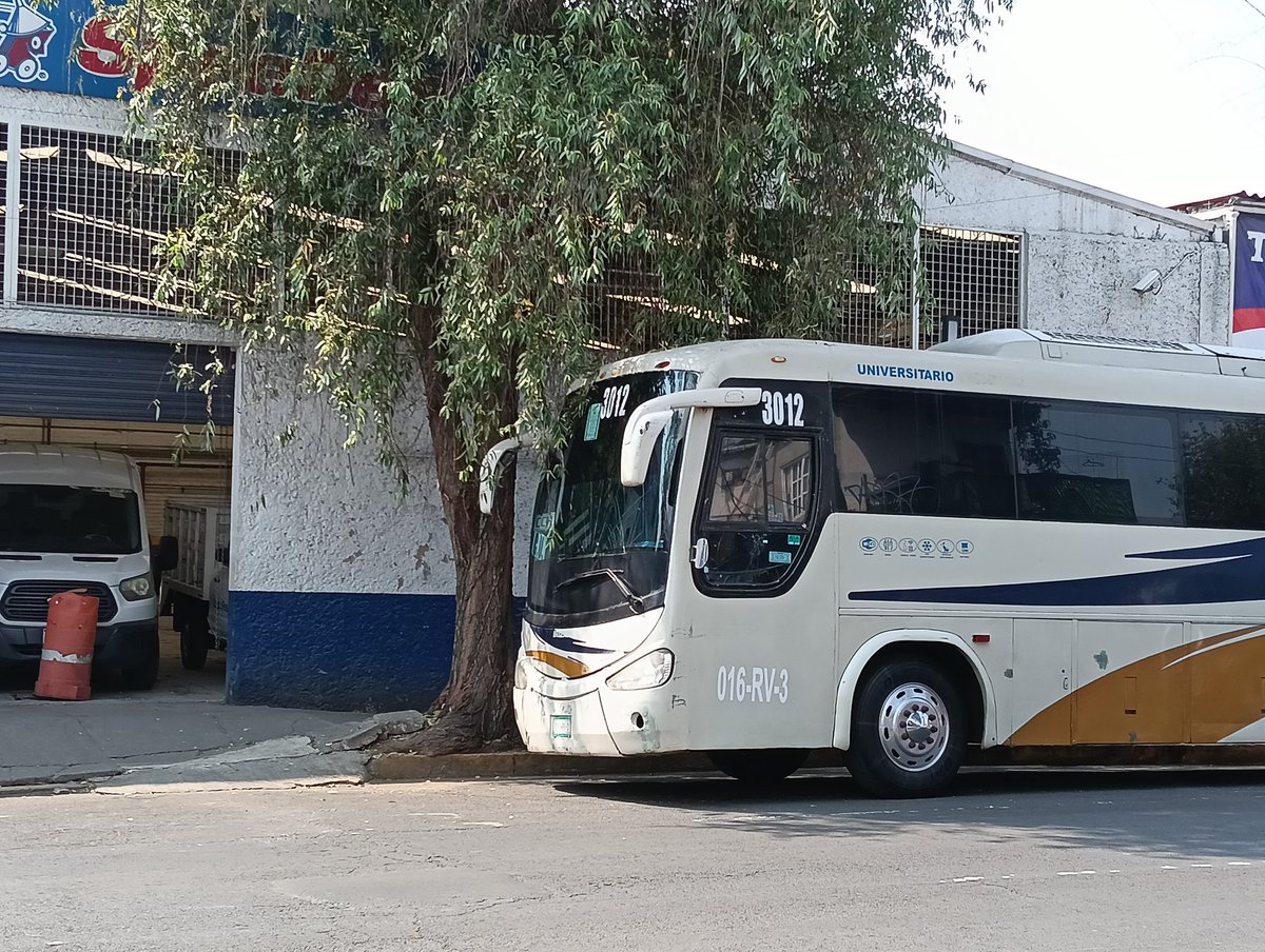 RodrigoEMendoz1's tweet photo. @UnXochimilco @inveacdmx @UNAM_MX  solo pedimos que encierren las unidades del Trasporte a CU mejor conocido como Puma, y que evite estacionarse sobre la Ciclovía.

Esto en Colonia Tierra Nueva, Xochimilco, ente Plan Sexenal y el mercado Tierra Nueva. @ElOjodCiclovias https://t.co/NpA6niNTHw