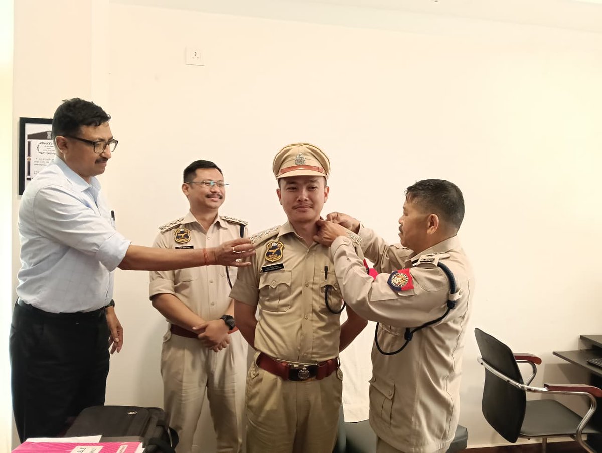SongjaEngtiK's tweet photo. Shoulder of responsibility. Completed my 12 months of field probation to full fledged DySP  ⭐⭐⭐. Thank you to my seniors and my police fraternity of Majuli police. Special thanks to SSP Majuli Horen Tokbi sir, APS. Onwards to my next posting. https://t.co/wQkAcAICxI