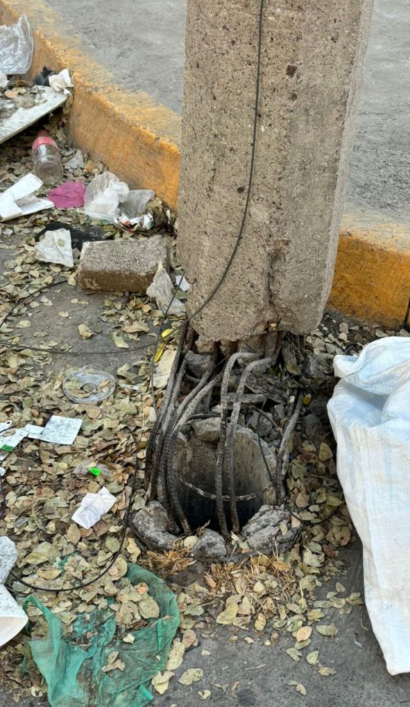 siguealLic's tweet photo. @PCJalisco solicitamos su apoyo para evaluar riesgo de este poste de @CFEmx @CFE_Contigo ubicado en Bahía 2611, Sta. Eduwiges, 44580 Guadalajara, Jal.  Parece que lo sostiene la mera voluntad de la gente https://t.co/pkn1n0mdRS