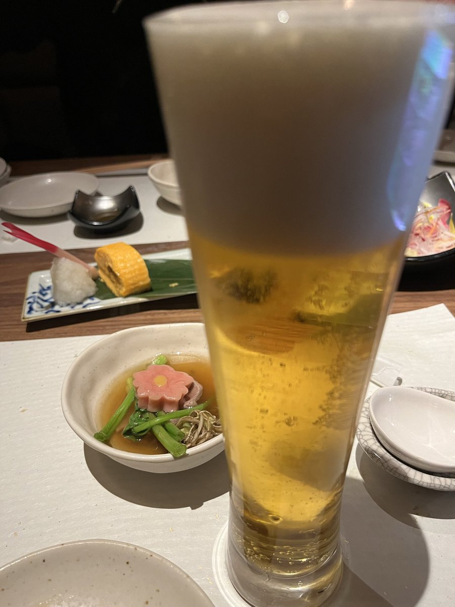 dam_ryuji's tweet photo. 今日は朝から東北へ出張！気温は都内と3度くらいしか違わないって言うから、普段の格好で行ったんだけど…めちゃ寒かった⛄️

なので、夜はメンバーを引き連れてセリ鍋を食べました🍲牛タンも美味しかった✨

明日帰りまーす😊 https://t.co/aKIkGuBPZ8