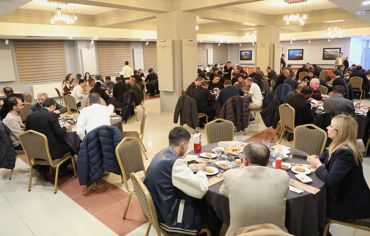 vantsokurumsal's tweet photo. Meclis Üyelerimiz, Komite Başkanlarımız, Sivil Toplum Kuruluşlarının temsilcileri ve Odamız personellerinin katılımıyla; Van TSO Geleneksel İftar Yemeği düzenlendi.

@fahriborakk @ResitYaren @burak_gultepe @Mehmetdegerr @BalandiSerdar @GulgeldiKadir @fevzi_celiktas @VeyselParin @Omeryilmaz__ @NecdetTakva @Turan__Avci
