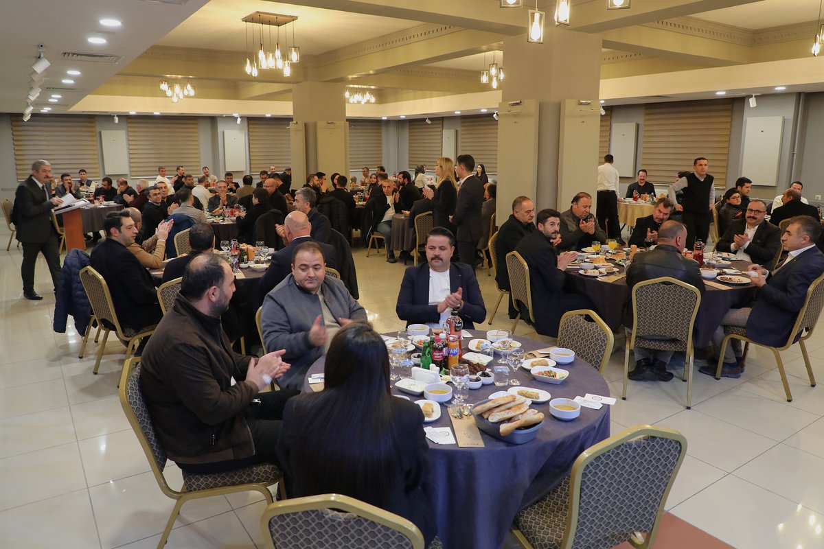 vantsokurumsal's tweet photo. Meclis Üyelerimiz, Komite Başkanlarımız, Sivil Toplum Kuruluşlarının temsilcileri ve Odamız personellerinin katılımıyla; Van TSO Geleneksel İftar Yemeği düzenlendi.

@fahriborakk @ResitYaren @burak_gultepe @Mehmetdegerr @BalandiSerdar @GulgeldiKadir @fevzi_celiktas @VeyselParin @Omeryilmaz__ @NecdetTakva @Turan__Avci