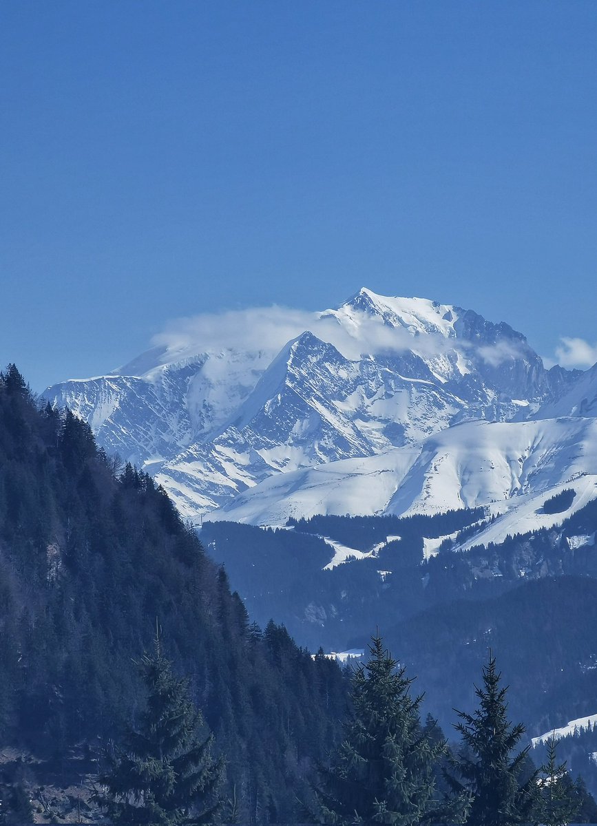 PChevrin's tweet photo. Mais qu'il est beau, le Mont blanc ! https://t.co/wNWKCwC956