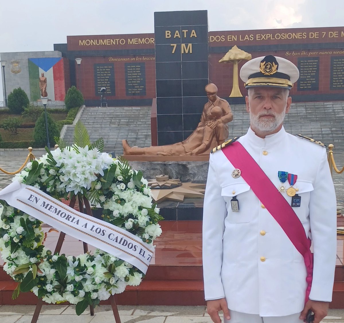 EnvrTica's tweet photo. "J'ai été très reconnaissant de représenter la France lors de la cérémonie de commémoration de la tragédie du 7 mars". Commandant Busson-Ecole navale de Tica. 

Muy agradecido de representar Francia a la ceremonia de conmemoración de la tragedia del 7M. https://t.co/I4JiiGmg3B