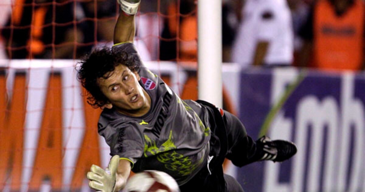 CGinko's tweet photo. Ustedes son muy jóvenes, pero este tipazo en la Sudamericana 2010 no fue menos que el mismísimo Dibu Martínez. Después bajó el rendimiento y su imagen final no fue la mejor, pero me quedo con las atajadas que valieron la estrella 16. https://t.co/1dKWUpxMr6